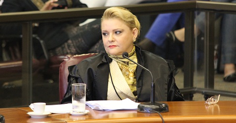 O voto da relatora, conselheira Adriene Andrade, pela aplicação das multas, foi levado para julgamento na sessão da Primeira Câmara do TCEMG ( Foto: Karina Camargos Coutinho)